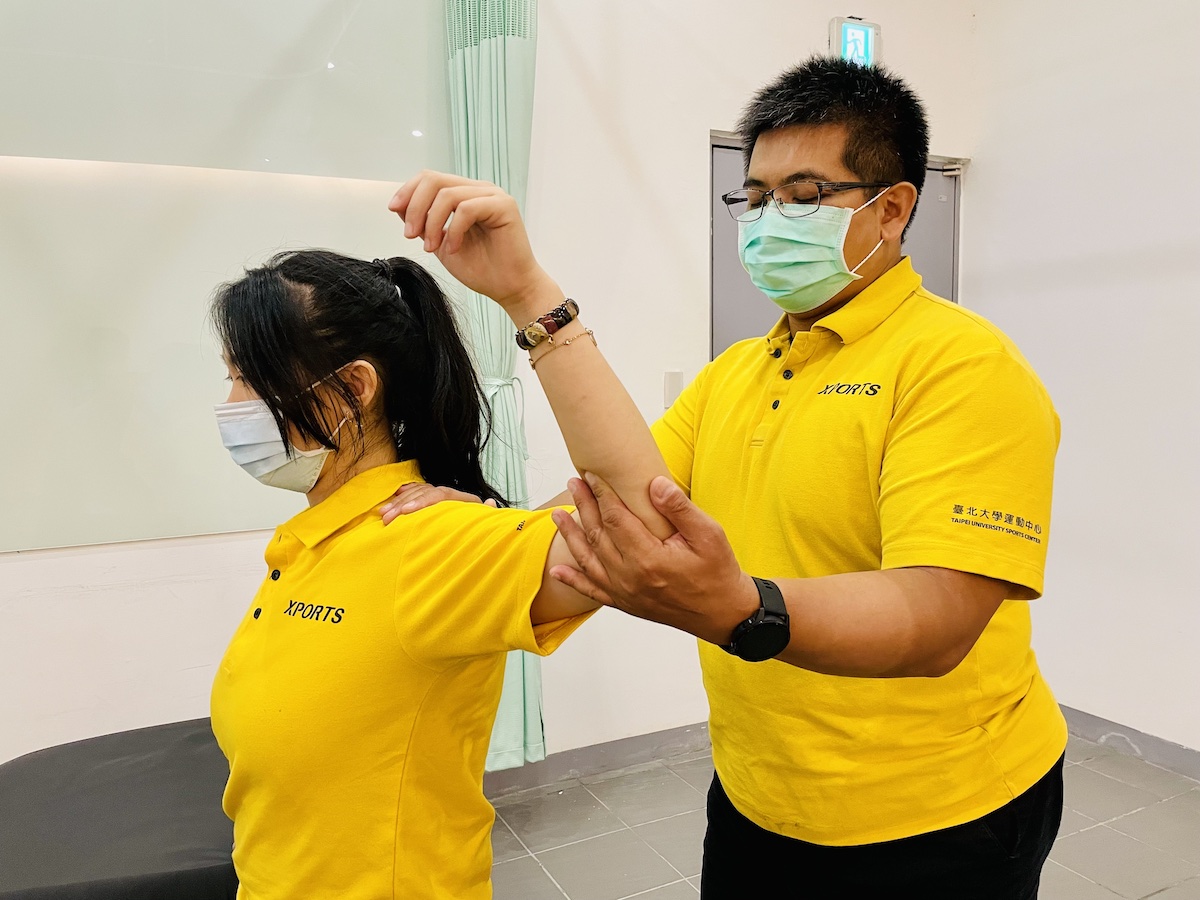 雙人防護伸展操-坐姿