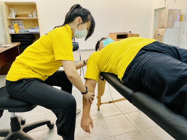 雙人伸展-二頭肌伸展