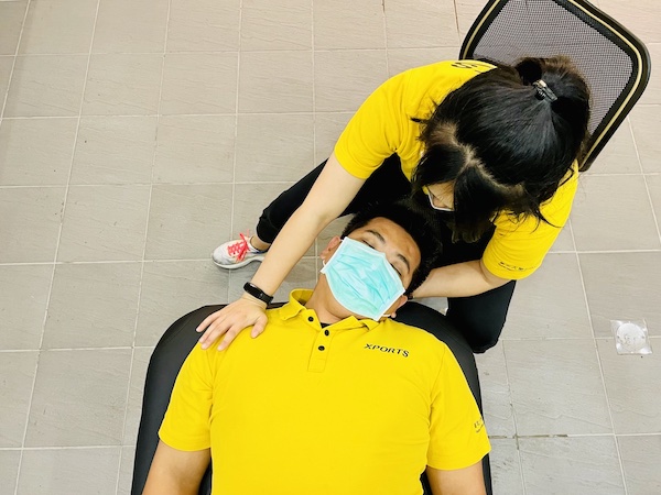 雙人伸展-頸部伸展1