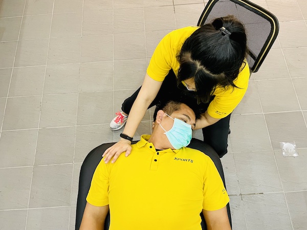 雙人伸展-頸部伸展2