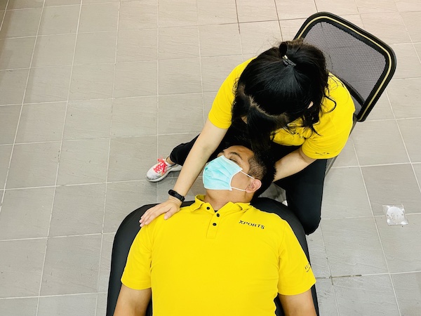 雙人伸展-頸部伸展3