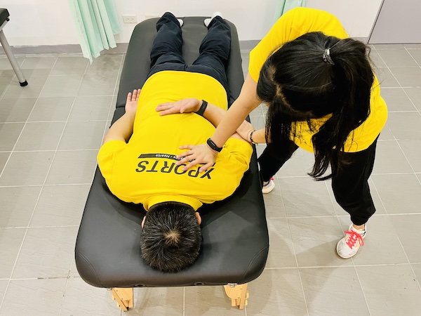 雙人伸展-旋轉肌伸展反