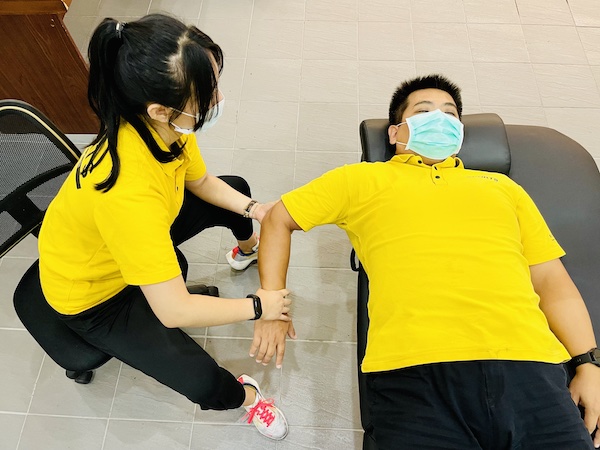 雙人伸展-選轉肌伸展內