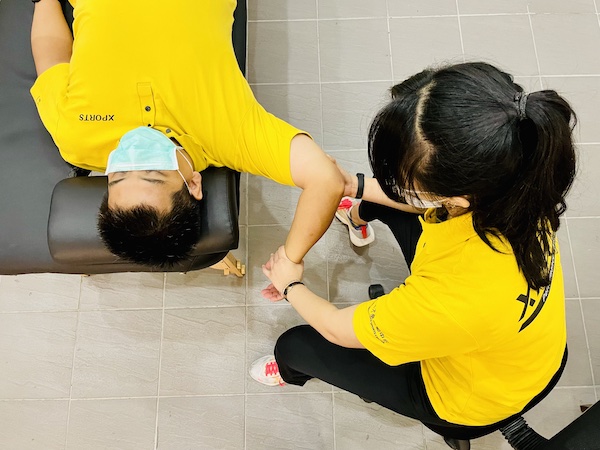 雙人伸展-選轉肌伸展外2