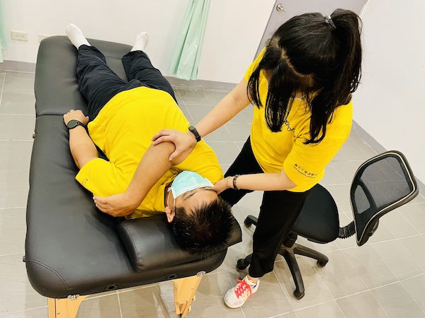 雙人伸展-三角肌伸展1