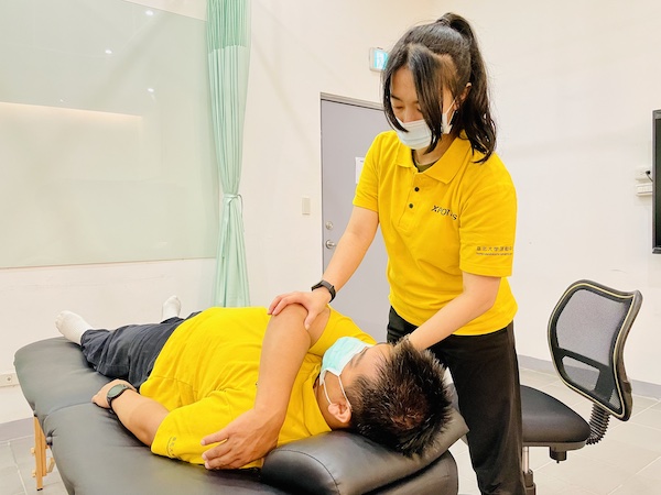 雙人伸展-三角肌伸展2