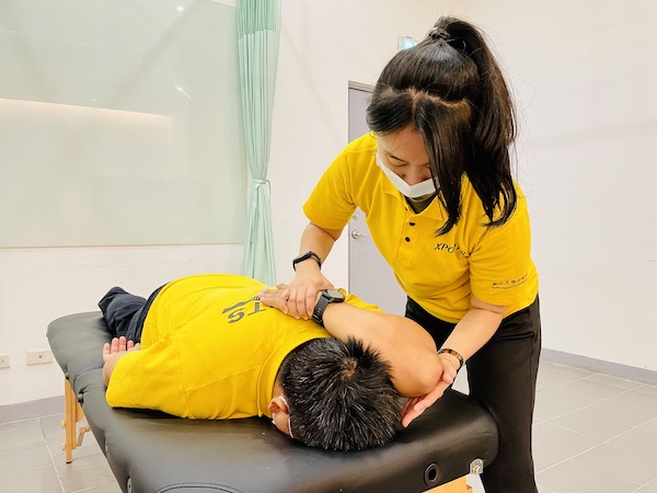 雙人伸展-三頭肌伸展