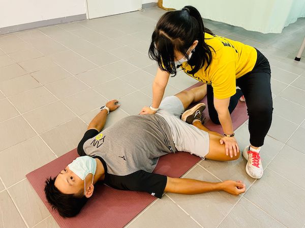 足球-運動伸展-關節肌肉受損-02