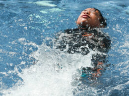 仰式學好這 7 招 不嗆水還能輕鬆漂