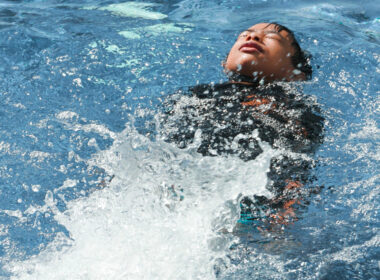 仰式學好這 7 招 不嗆水還能輕鬆漂