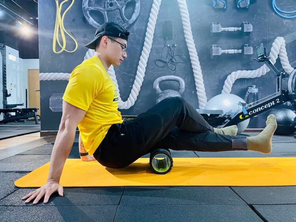 聖誕老人-筋膜放鬆術-長途駕駛-腿後肌群-1