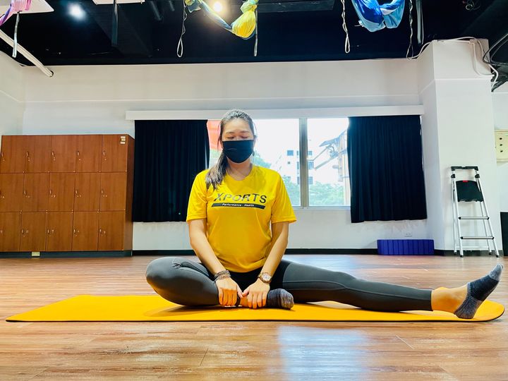 解決下背痛的問題，可做這組連環動作，分左右兩側，必須依序各做一組循環動作。這招可以伸展到腿後側、下背跟闊背、腹內外斜肌跟前鋸肌群。