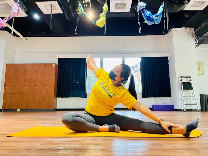 解決下背痛的問題，可做這組連環動作，分左右兩側，必須依序各做一組循環動作。這招可以伸展到腿後側、下背跟闊背、腹內外斜肌跟前鋸肌群。