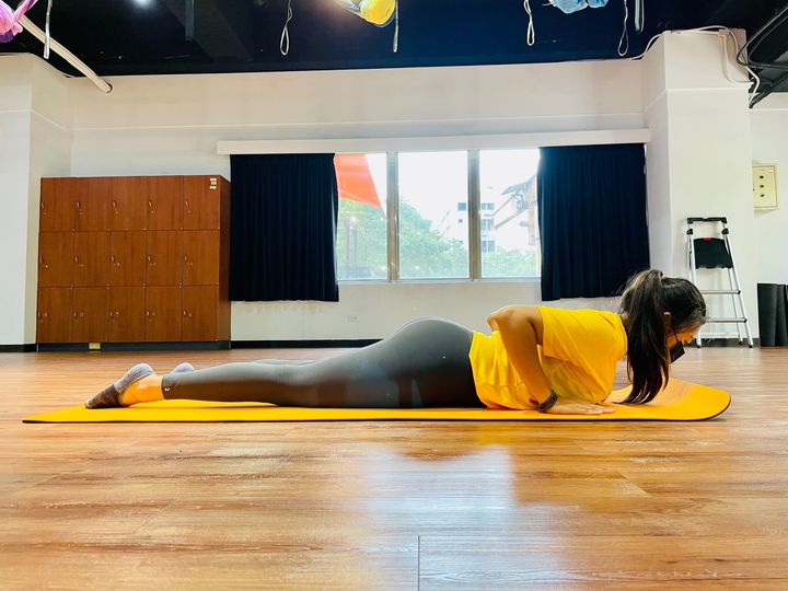 針對長期束脊肌被拉太長，可以做一組收緊放鬆的拉長動作放鬆。很多人做這個動作感到相當舒服，但原本就很緊的人則會更痠。所以可以評估自己的體態跟痠痛的狀況，再來決定使用哪一種方式。眼鏡蛇式源自於瑜伽動作，拜月式實為其中一個橋段的延伸，可有效舒緩下背痛。