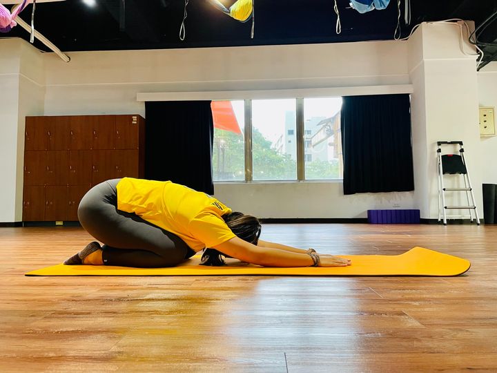 針對長期束脊肌被拉太長，可以做一組收緊放鬆的拉長動作放鬆。很多人做這個動作感到相當舒服，但原本就很緊的人則會更痠。所以可以評估自己的體態跟痠痛的狀況，再來決定使用哪一種方式。眼鏡蛇式源自於瑜伽動作，拜月式實為其中一個橋段的延伸，可有效舒緩下背痛。