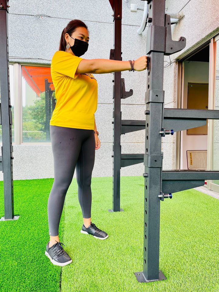 針對下背痛的人，在家可以找個柱子做輔助，在健身房則可以利用鐵柱或器材的邊緣，將手指緊緊扣住就可以施展。這招除了可以伸展到下背之外，闊背肌也能拉到，所以訓練背部後也能當作伸展操舒緩。