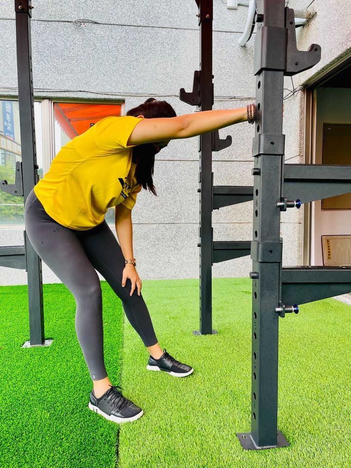 針對下背痛的人，在家可以找個柱子做輔助，在健身房則可以利用鐵柱或器材的邊緣，將手指緊緊扣住就可以施展。這招除了可以伸展到下背之外，闊背肌也能拉到，所以訓練背部後也能當作伸展操舒緩。