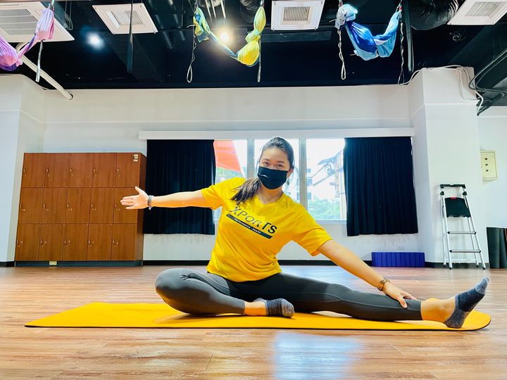 解決下背痛的問題，可做這組連環動作，分左右兩側，必須依序各做一組循環動作。這招可以伸展到腿後側、下背跟闊背、腹內外斜肌跟前鋸肌群。