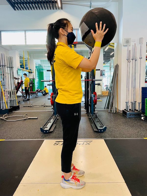 五十肩-重訓-肩膀-背-彈力帶藥球肩推-03