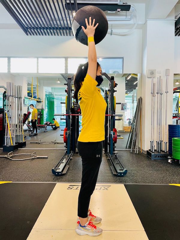 五十肩-重訓-肩膀-背-彈力帶藥球肩推-04