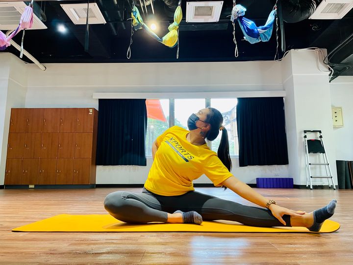 解決下背痛的問題，可做這組連環動作，分左右兩側，必須依序各做一組循環動作。這招可以伸展到腿後側、下背跟闊背、腹內外斜肌跟前鋸肌群。