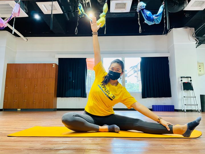 解決下背痛的問題，可做這組連環動作，分左右兩側，必須依序各做一組循環動作。這招可以伸展到腿後側、下背跟闊背、腹內外斜肌跟前鋸肌群。