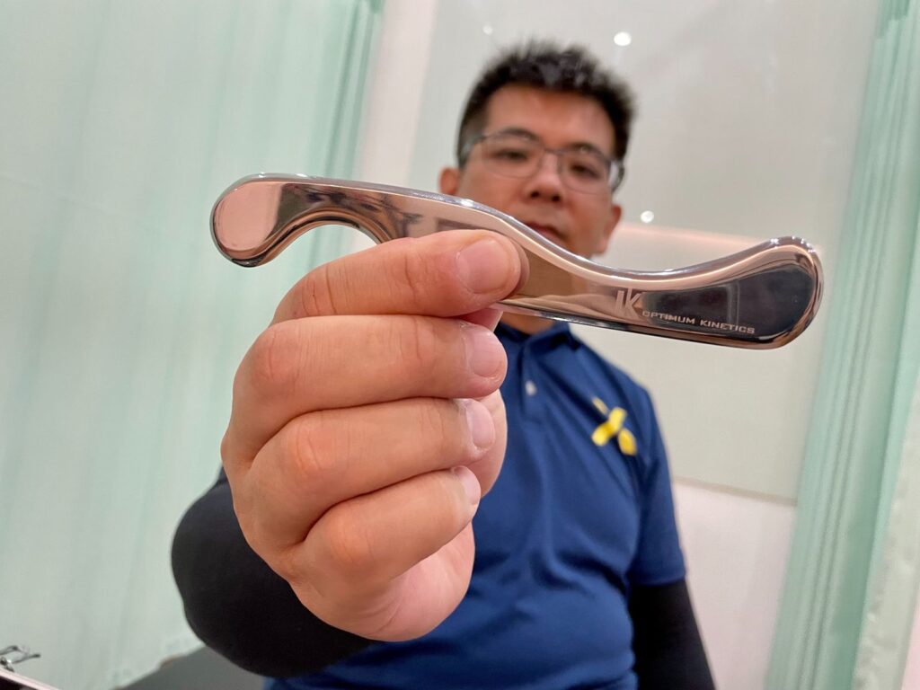 
<筋膜刀對照解說表>
TOOL.1 彎月刀

彎月刀最長會使用在手臂、小腿兩處。刀體兩面的切角角度不盡相同，凸邊稍微鈍一點，凹邊偏利。在操作刮的動作時，針對不同的程度和部位，如果需要力量集中一點，就會使用凹面。如果對應大範圍表層部位，就會用頓凸面來執行。凸面可以將力量更集中，若需要單點深壓的話也可以利用到。