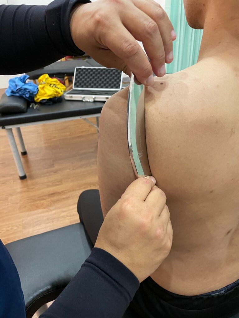 在肌肉緊繃的狀態下，身體必須要透過按摩、伸展、筋膜球都有相當優異的紓解效果。而筋膜刀是讓筋膜層的水分和玻尿酸迅速回填，藉此來達到肌群需要放鬆效益。