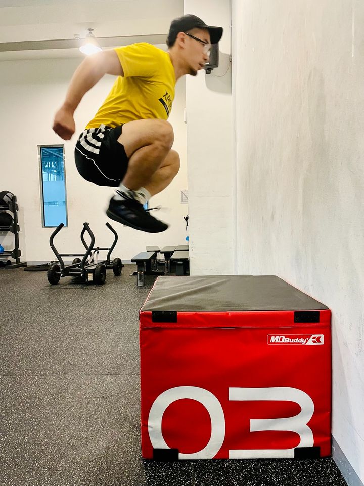 其實不管任何運動類型,決大部分都會有反應肌力(爆發力訓練)的需求。像是桌球、羽球並不需要慢速力量的生成,而著重於快速力量。要求的反應速度得非常的迅速。