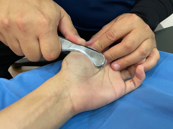 在肌肉緊繃的狀態下，身體必須要透過按摩、伸展、筋膜球都有相當優異的紓解效果。而筋膜刀是讓筋膜層的水分和玻尿酸迅速回填，藉此來達到肌群需要放鬆效益。