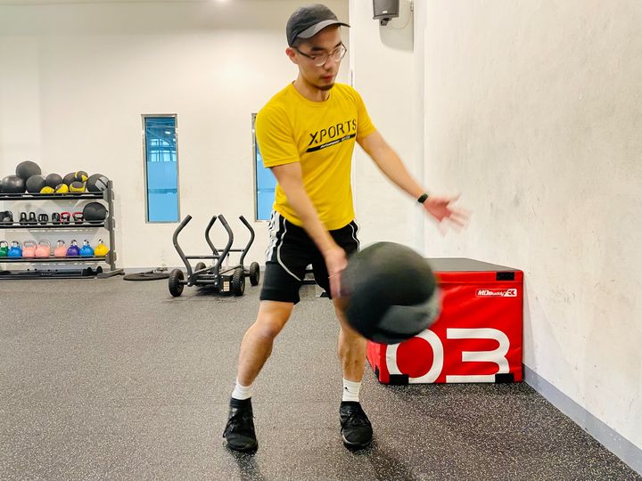 蠻多高爾夫愛好者都有椎間盤突出這的困擾,許多球友都曾聽過「你的腰要轉」的建議,但其實該轉的並不是腰,而是擊球時利用髖關節去帶動身體,因此叫轉髖才正確。