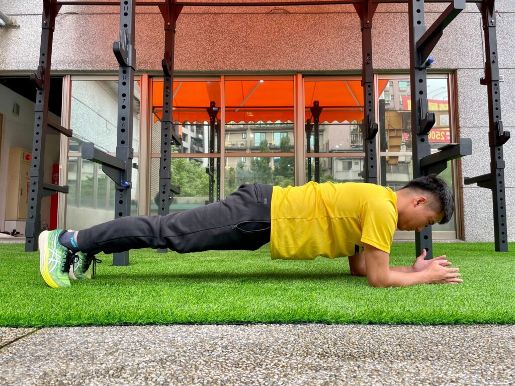 做大肌肉群的發力動作時，必須在核心穩定的前提下，才可以讓其他肌訓群發揮最大的輸出。所以核心運動的時間相當長，如果不夠強壯就會造成其他肌肉群的代償問題！