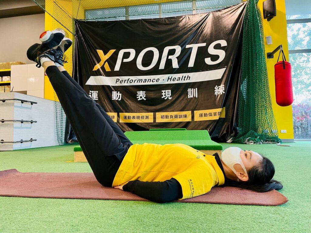 你聽過肌少症這個名詞嗎?這種這幢較常出現在不常運動的年輕女性,或是不常運動的長輩族群。檢測自身有無肌少症的辦法很簡單,如果你發現拇指跟食指圈起來無法包住,或是剛好可以包覆住小腿肚,那就表示肌肉發育正常。反之手指包住小腿仍有部分空間的話,這代表肌少症發生在你身上的機會非常高。