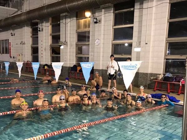針對12歲以上和社會人士，若有志挑戰鐵人三項，那台北大學 <XPORTS 游泳學院> 的大鐵人訓練班將是你的指引明燈。對於想要增進游泳技術的鐵友，也能透過團練來精進泳技。