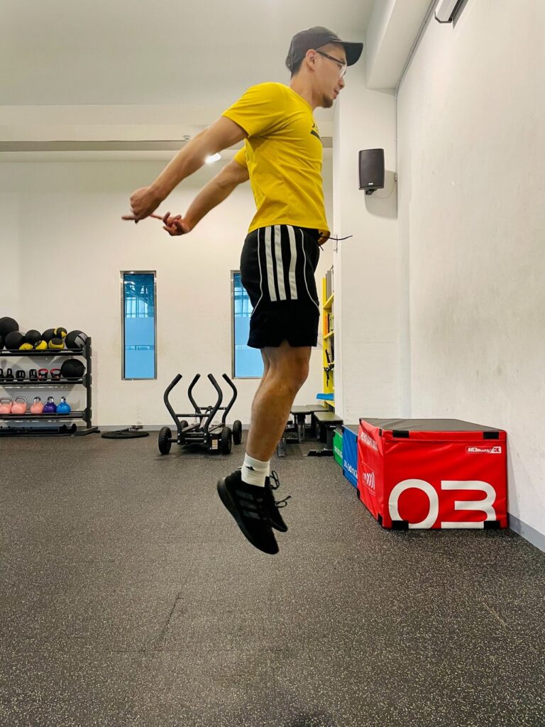 其實不管任何運動類型,決大部分都會有反應肌力(爆發力訓練)的需求。像是桌球、羽球並不需要慢速力量的生成,而著重於快速力量。要求的反應速度得非常的迅速。