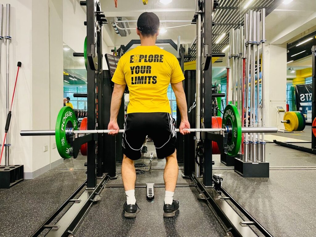 蠻多高爾夫愛好者都有椎間盤突出這的困擾,許多球友都曾聽過「你的腰要轉」的建議,但其實該轉的並不是腰,而是擊球時利用髖關節去帶動身體,因此叫轉髖才正確。