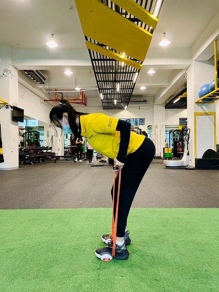 你聽過肌少症這個名詞嗎?這種這幢較常出現在不常運動的年輕女性,或是不常運動的長輩族群。檢測自身有無肌少症的辦法很簡單,如果你發現拇指跟食指圈起來無法包住,或是剛好可以包覆住小腿肚,那就表示肌肉發育正常。反之手指包住小腿仍有部分空間的話,這代表肌少症發生在你身上的機會非常高。