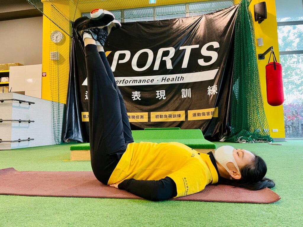 你聽過肌少症這個名詞嗎?這種這幢較常出現在不常運動的年輕女性,或是不常運動的長輩族群。檢測自身有無肌少症的辦法很簡單,如果你發現拇指跟食指圈起來無法包住,或是剛好可以包覆住小腿肚,那就表示肌肉發育正常。反之手指包住小腿仍有部分空間的話,這代表肌少症發生在你身上的機會非常高。