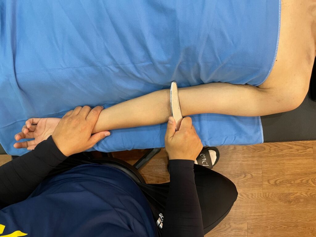 在肌肉緊繃的狀態下，身體必須要透過按摩、伸展、筋膜球都有相當優異的紓解效果。而筋膜刀是讓筋膜層的水分和玻尿酸迅速回填，藉此來達到肌群需要放鬆效益。