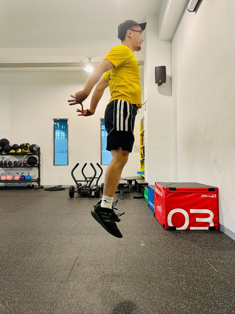 其實不管任何運動類型,決大部分都會有反應肌力(爆發力訓練)的需求。像是桌球、羽球並不需要慢速力量的生成,而著重於快速力量。要求的反應速度得非常的迅速。