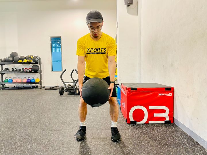 蠻多高爾夫愛好者都有椎間盤突出這的困擾,許多球友都曾聽過「你的腰要轉」的建議,但其實該轉的並不是腰,而是擊球時利用髖關節去帶動身體,因此叫轉髖才正確。