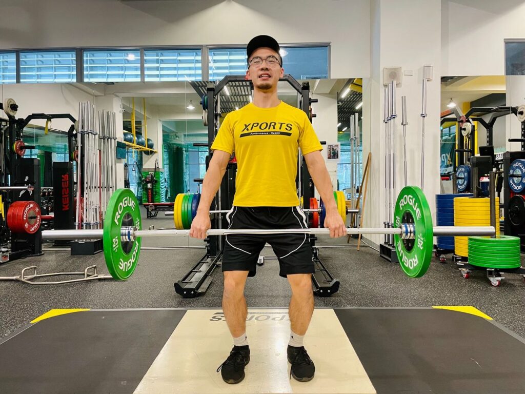 蠻多高爾夫愛好者都有椎間盤突出這的困擾,許多球友都曾聽過「你的腰要轉」的建議,但其實該轉的並不是腰,而是擊球時利用髖關節去帶動身體,因此叫轉髖才正確。