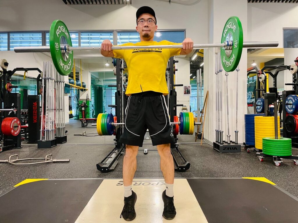 蠻多高爾夫愛好者都有椎間盤突出這的困擾,許多球友都曾聽過「你的腰要轉」的建議,但其實該轉的並不是腰,而是擊球時利用髖關節去帶動身體,因此叫轉髖才正確。