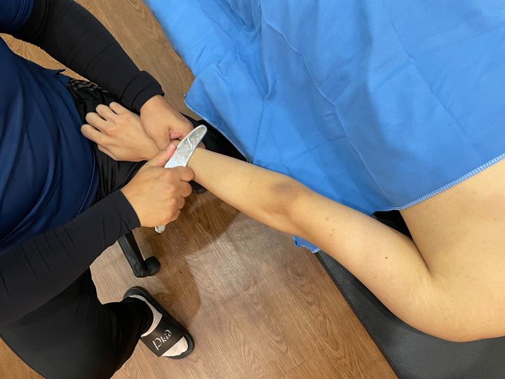 在肌肉緊繃的狀態下，身體必須要透過按摩、伸展、筋膜球都有相當優異的紓解效果。而筋膜刀是讓筋膜層的水分和玻尿酸迅速回填，藉此來達到肌群需要放鬆效益。