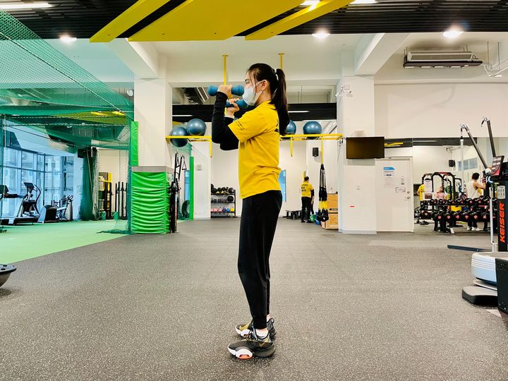 你聽過肌少症這個名詞嗎?這種這幢較常出現在不常運動的年輕女性,或是不常運動的長輩族群。檢測自身有無肌少症的辦法很簡單,如果你發現拇指跟食指圈起來無法包住,或是剛好可以包覆住小腿肚,那就表示肌肉發育正常。反之手指包住小腿仍有部分空間的話,這代表肌少症發生在你身上的機會非常高。