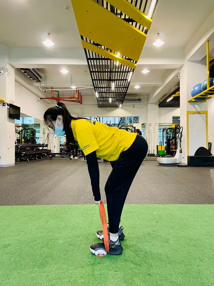 你聽過肌少症這個名詞嗎?這種這幢較常出現在不常運動的年輕女性,或是不常運動的長輩族群。檢測自身有無肌少症的辦法很簡單,如果你發現拇指跟食指圈起來無法包住,或是剛好可以包覆住小腿肚,那就表示肌肉發育正常。反之手指包住小腿仍有部分空間的話,這代表肌少症發生在你身上的機會非常高。