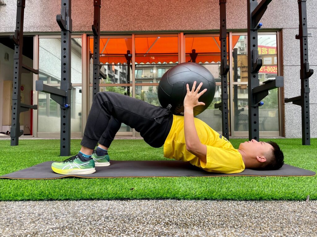 做大肌肉群的發力動作時，必須在核心穩定的前提下，才可以讓其他肌訓群發揮最大的輸出。所以核心運動的時間相當長，如果不夠強壯就會造成其他肌肉群的代償問題！