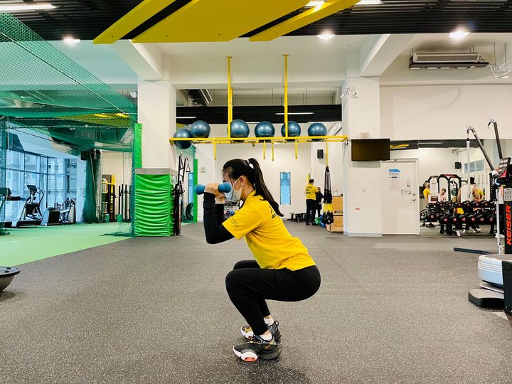 你聽過肌少症這個名詞嗎?這種這幢較常出現在不常運動的年輕女性,或是不常運動的長輩族群。檢測自身有無肌少症的辦法很簡單,如果你發現拇指跟食指圈起來無法包住,或是剛好可以包覆住小腿肚,那就表示肌肉發育正常。反之手指包住小腿仍有部分空間的話,這代表肌少症發生在你身上的機會非常高。