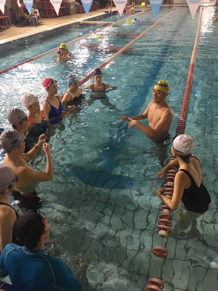 針對12歲以上和社會人士，若有志挑戰鐵人三項，那台北大學 <XPORTS 游泳學院> 的大鐵人訓練班將是你的指引明燈。對於想要增進游泳技術的鐵友，也能透過團練來精進泳技。