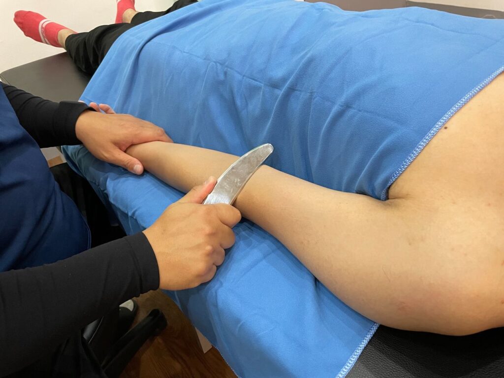 在肌肉緊繃的狀態下，身體必須要透過按摩、伸展、筋膜球都有相當優異的紓解效果。而筋膜刀是讓筋膜層的水分和玻尿酸迅速回填，藉此來達到肌群需要放鬆效益。